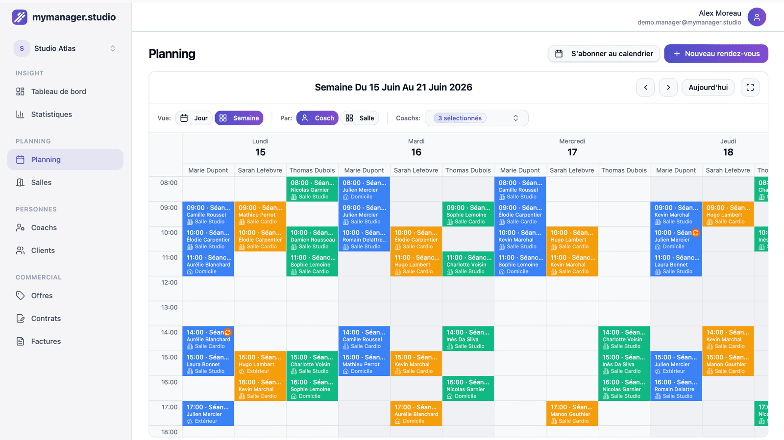 Planning hebdomadaire d'un studio dans MyManager.studio : trois coachs en parallèle, séances en salle, à domicile et en extérieur